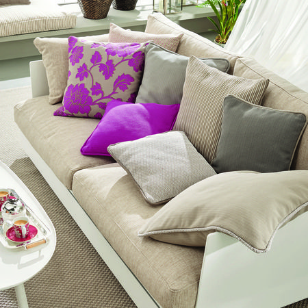Dekorative Couch mit Kissen