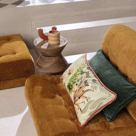 Dekorative Couch mit Kissen