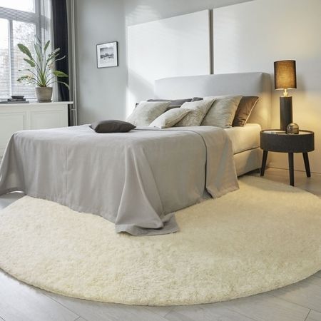 Großes Bett mit einem Teppich