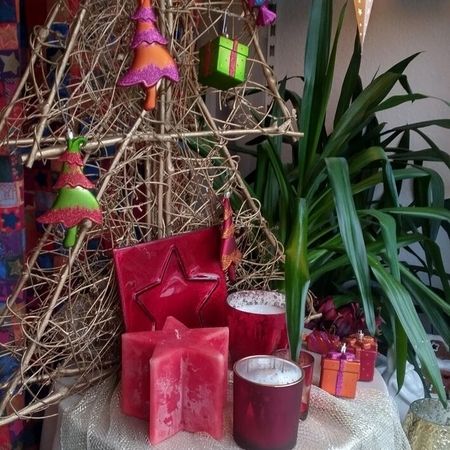Dekorativer Tisch zur Weihnachten